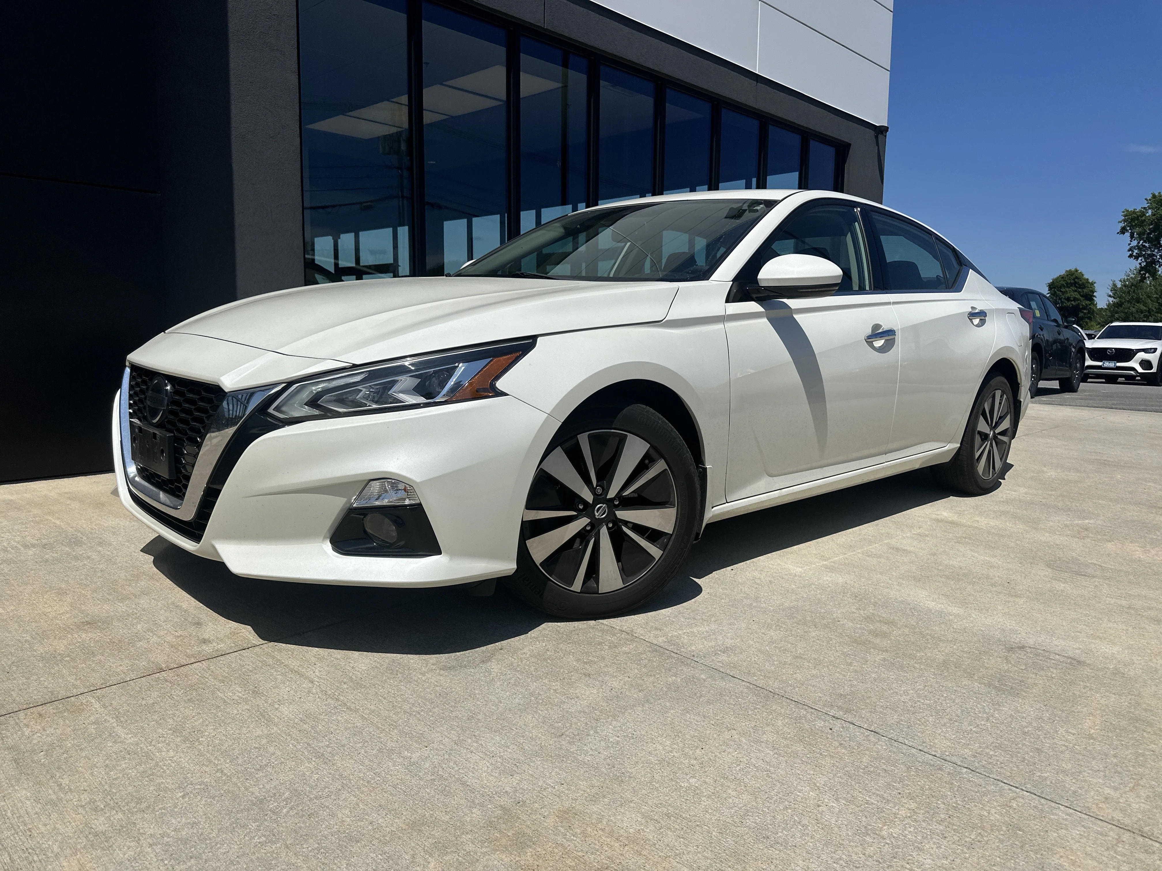 Used 2019 Pearl White Tricoat Nissan 2.5 SV image 2