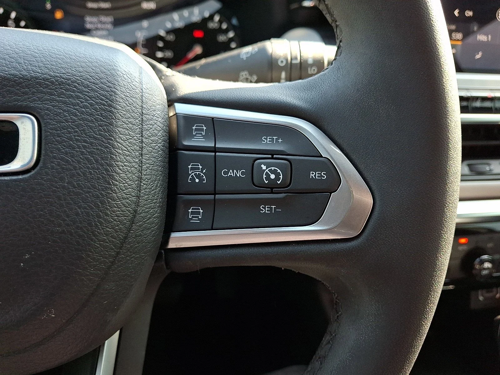 Used 2023 Diamond Black Crystal Pearlcoat Jeep Limited image 22