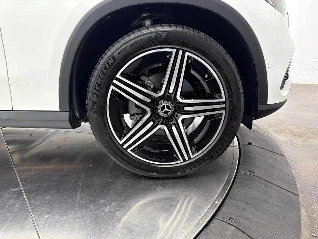 New 2027 White Mercedes-Benz GLC 300 image 9