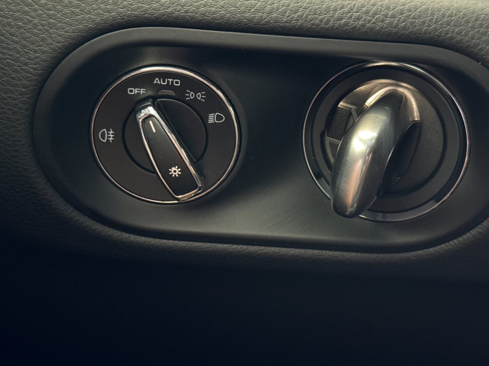 Used 2024  Porsche Base image 31