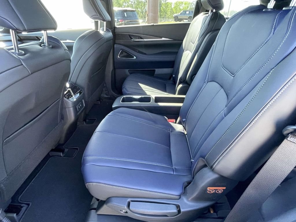 New 2026 2T RAD WHT INFINITI Sport AWD image 9