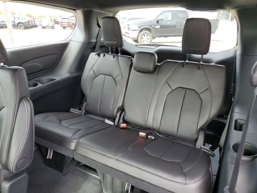 2026 Chrysler Pacifica Select - Photo 37