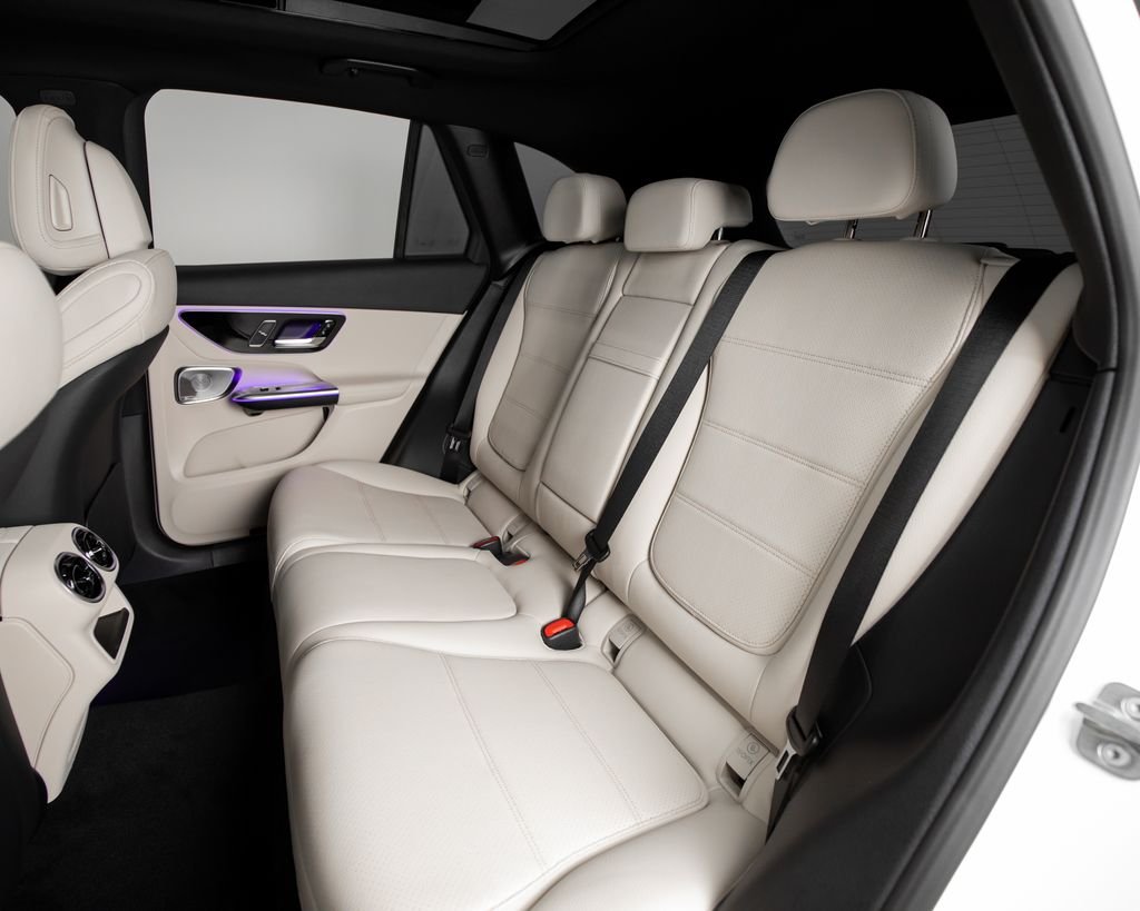 New 2026 Polar White Mercedes-Benz GLC 300 image 9