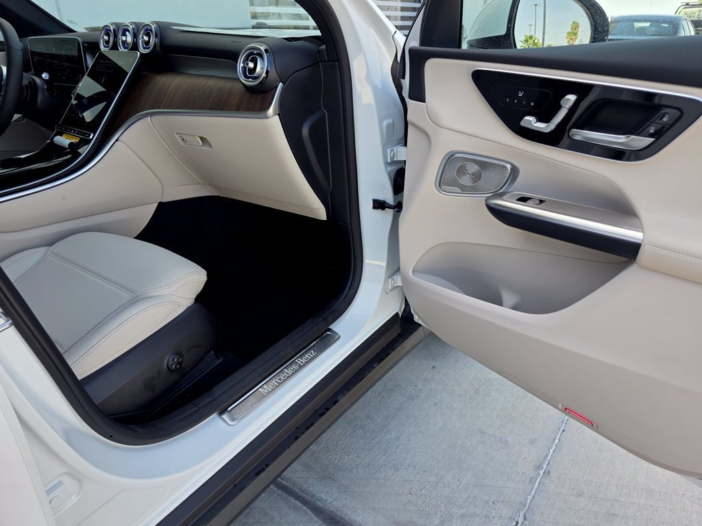 New 2026 Polar White Mercedes-Benz GLC 300 image 48