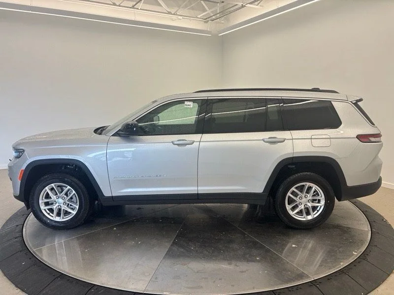New 2026 Silver Zynith Exterior Paint Jeep Laredo X image 6