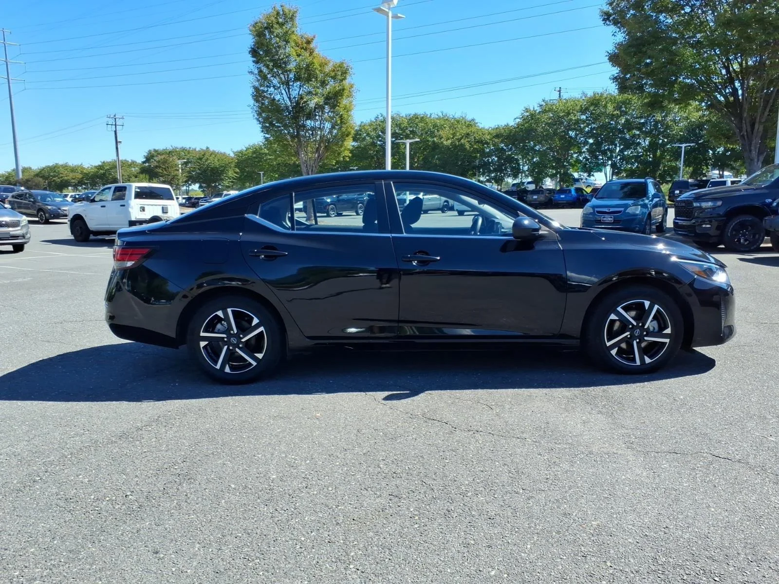 Used 2025  NISSAN SV image 8