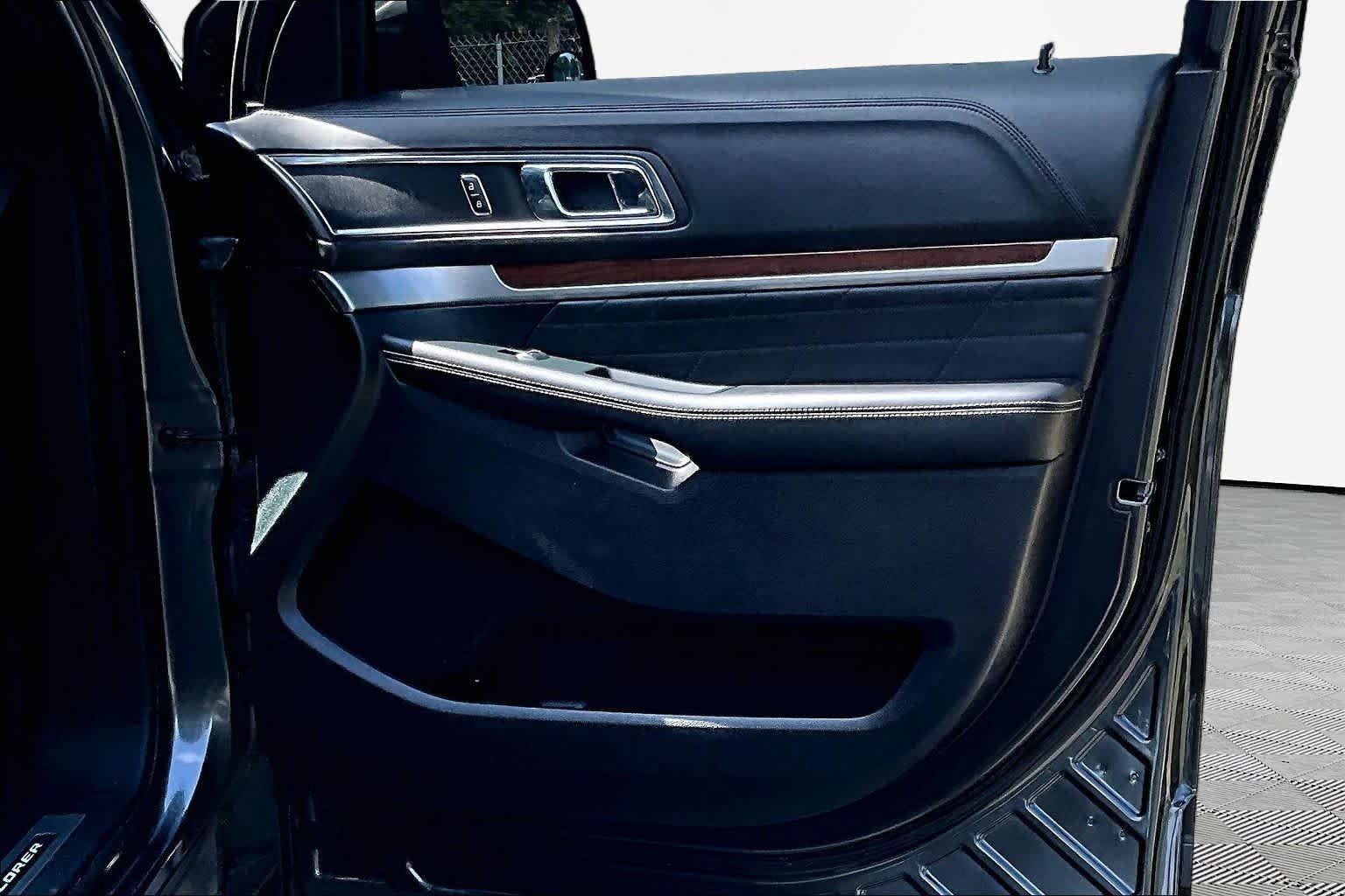 Used 2018 Magnetic Ford Platinum image 23