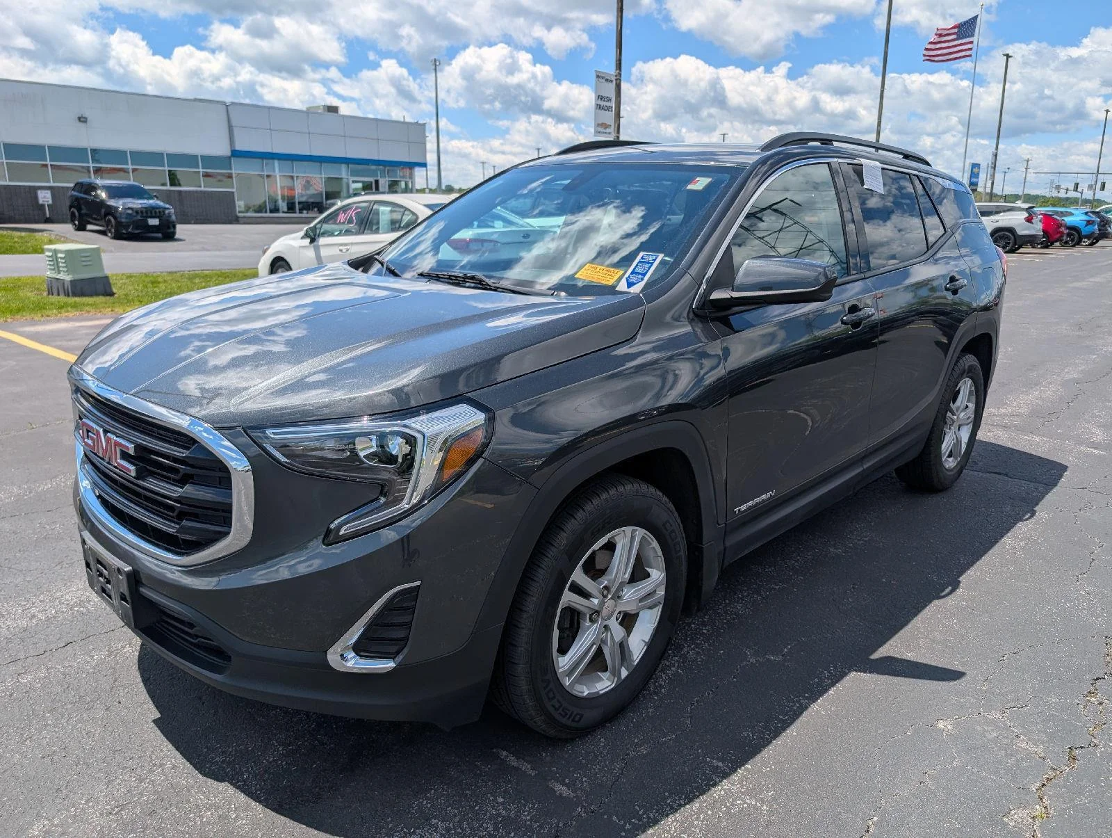 Used 2018 GRAPHITE GRAY METALLIC GMC SLE image 4