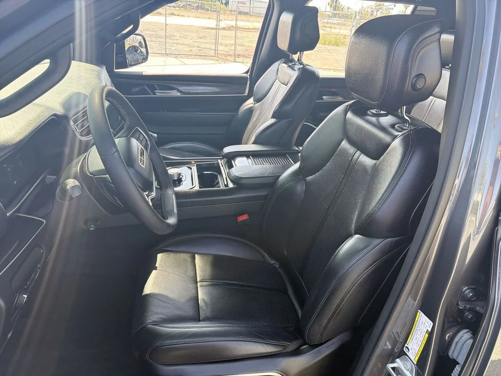 Used 2024 Gray Jeep Base image 13
