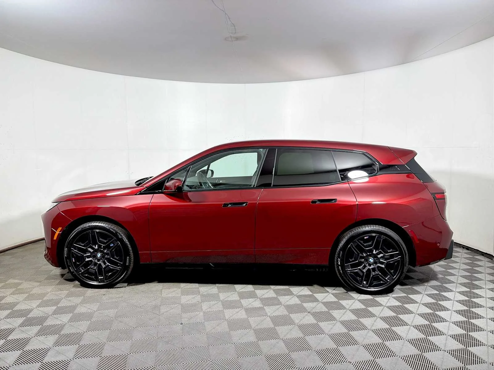 Used 2026 Aventurin Red Metallic BMW xDrive60 image 4