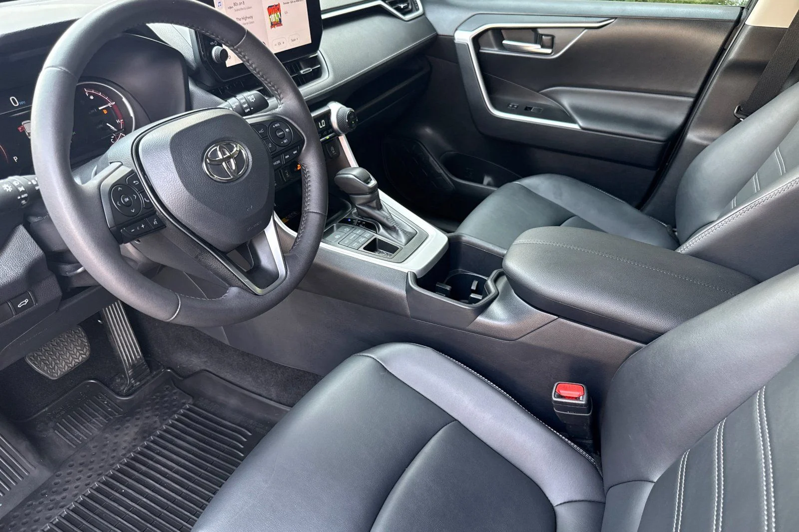 Used 2025  Toyota XLE Premium image 9