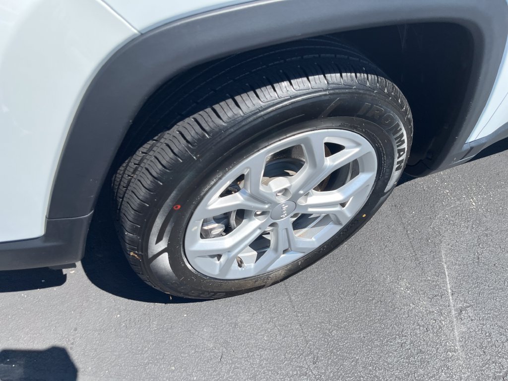 Used 2024 White Jeep Latitude image 9
