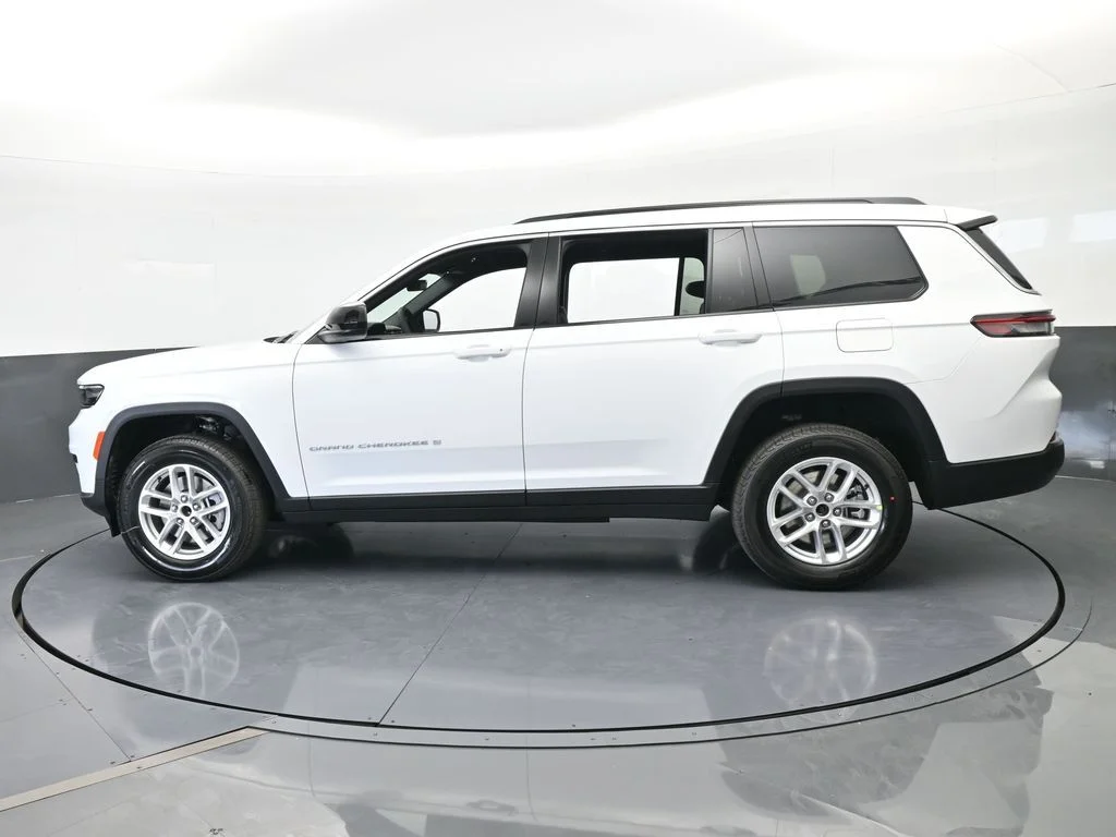 New 2026 Bright White Clear-Coat Exterior Paint Jeep Laredo image 3