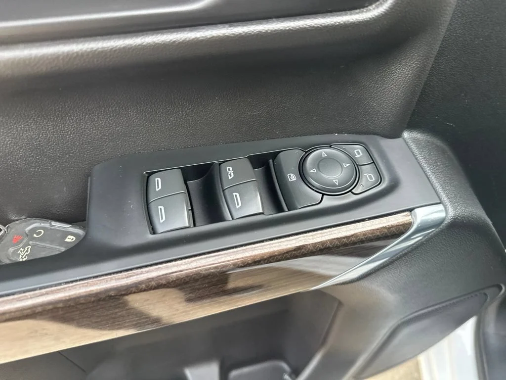 Used 2022 Iridescent Pearl Tricoat Chevrolet LT image 8