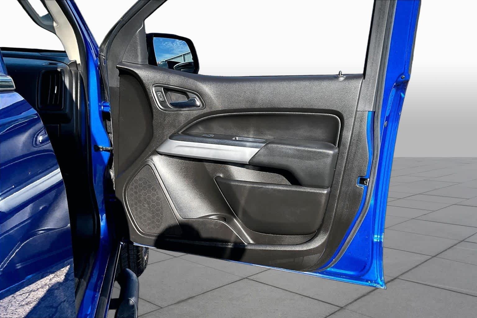 Used 2018 Kinetic Blue Chevrolet 2WD LT image 25