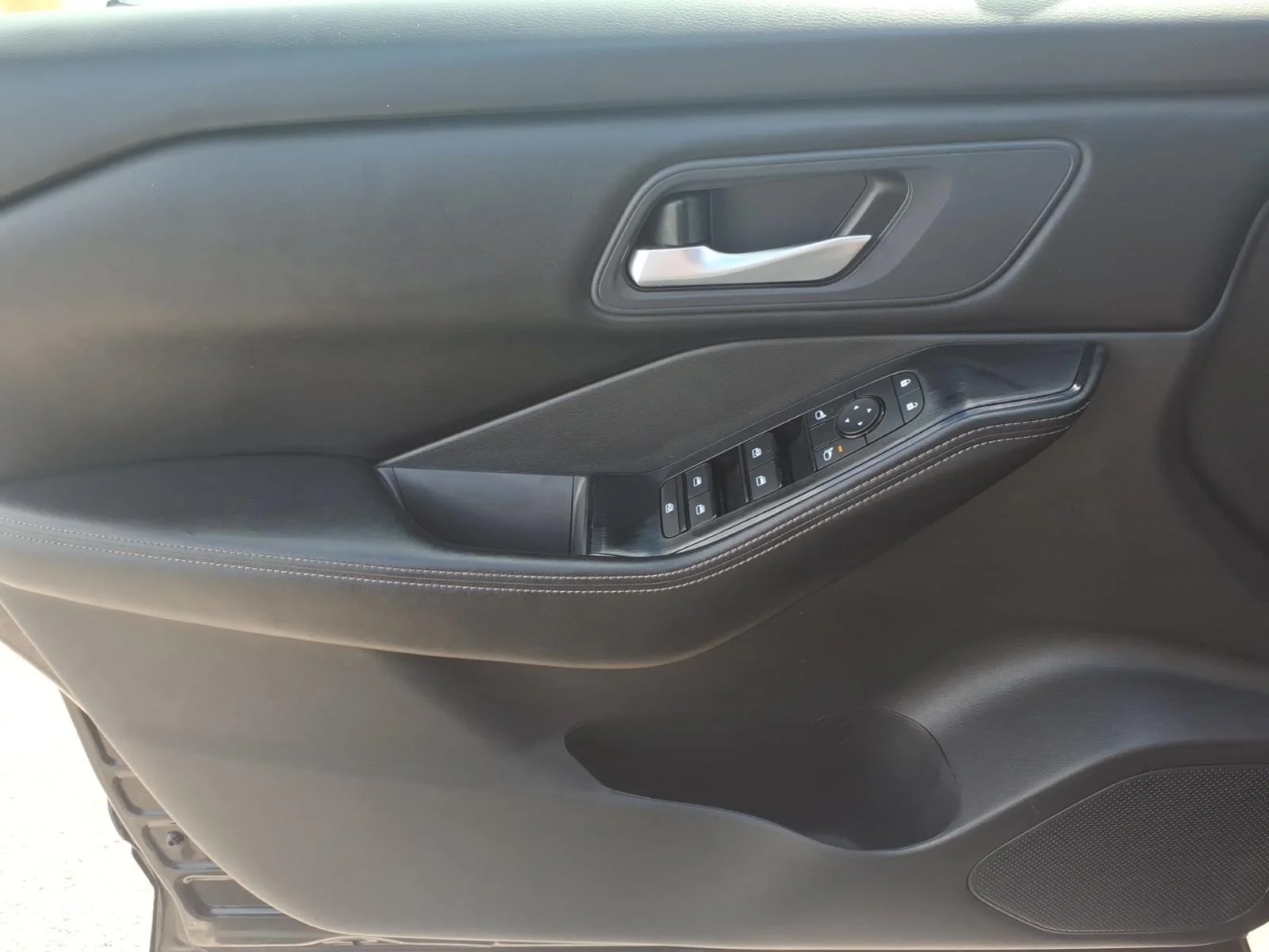 Used 2025 Super Black Nissan SV image 24