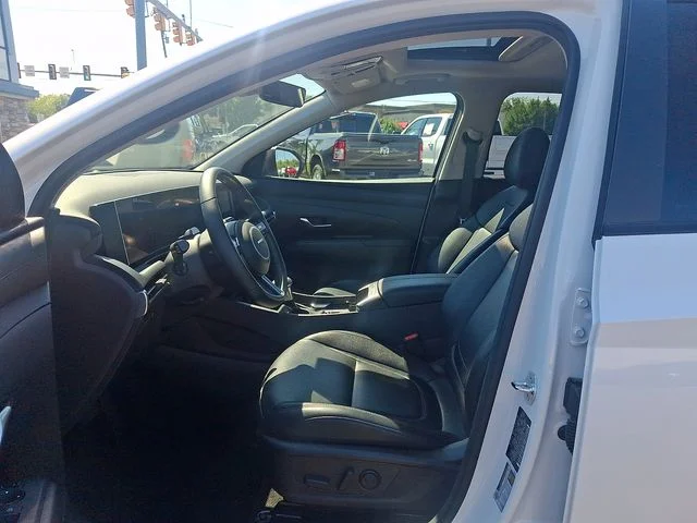 Used 2025 White Hyundai SEL Convenience image 13
