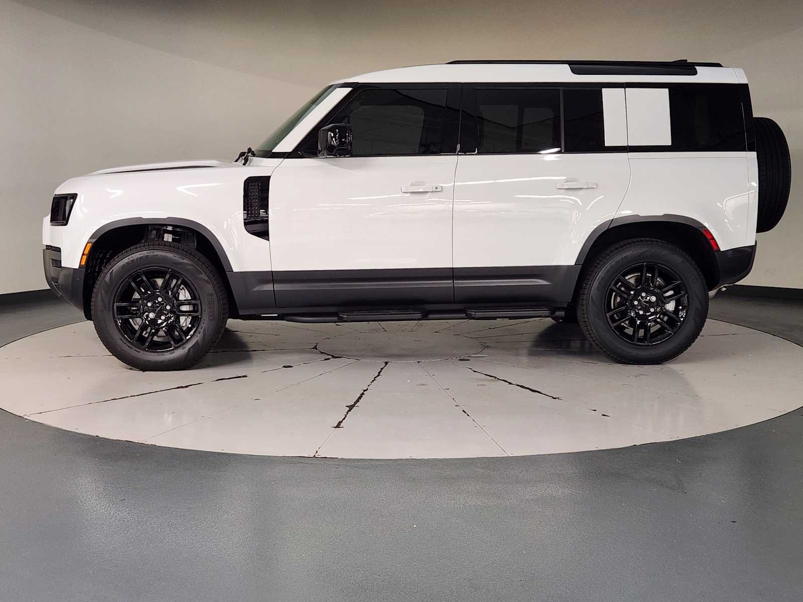 Used 2026 Fuji White Land Rover S image 5