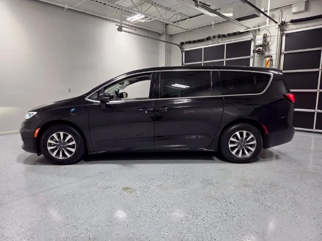 Used 2024 Black Chrysler Select image 2