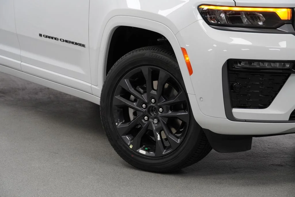 New 2026 Bright White Clear-Coat Exterior Paint Jeep Limited Reserve image 4