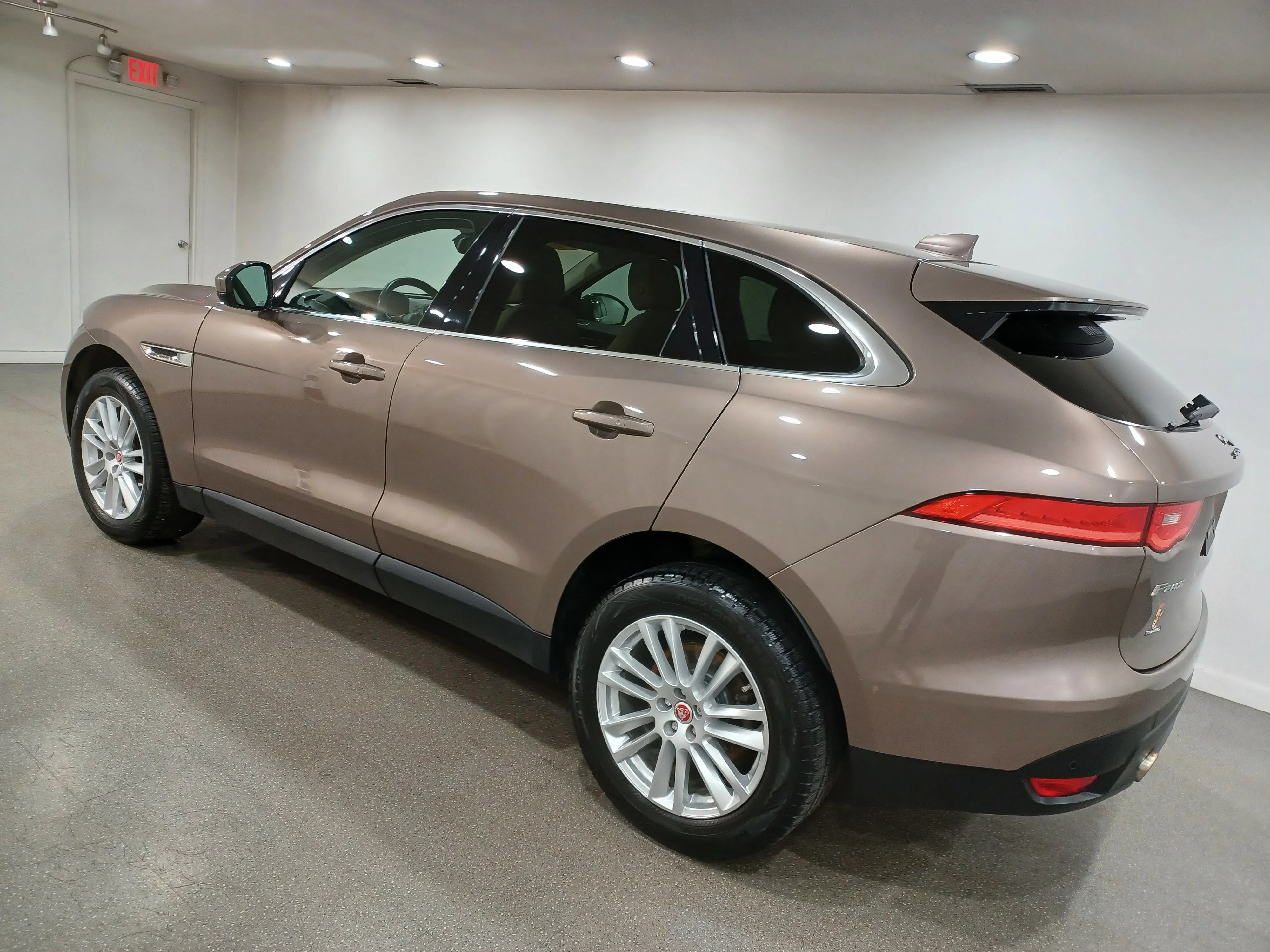 Used 2017 Quartzite Metallic Jaguar 35t Prestige AWD*Nav | Pano Roof | Cooled Leather | Htd Steering Wheel | Blind Spot Detection image 7