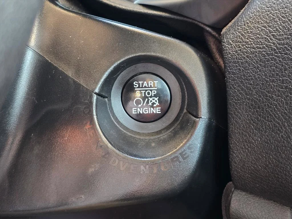 Used 2017 Black Jeep Latitude image 19
