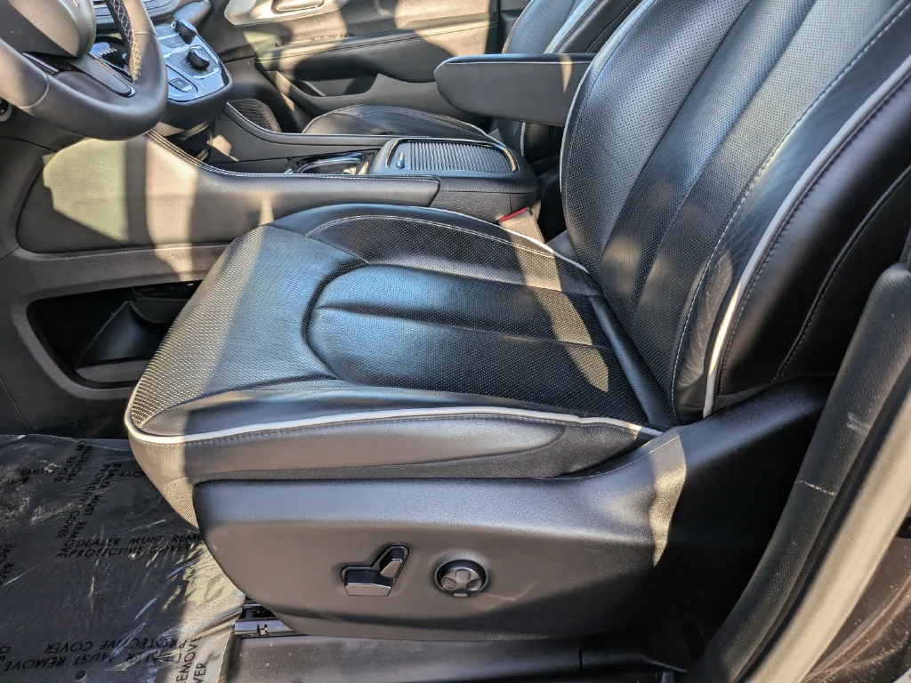 Used 2025 Black Chrysler Limited image 22