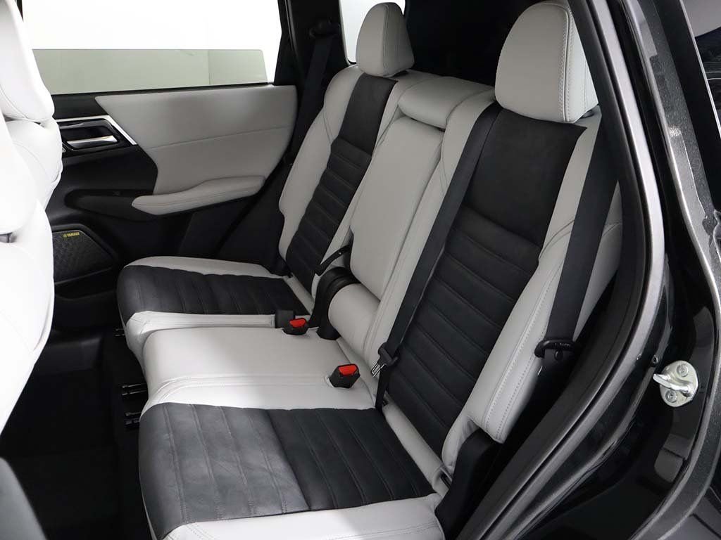 2025 Mitsubishi Outlander SE - Photo 34
