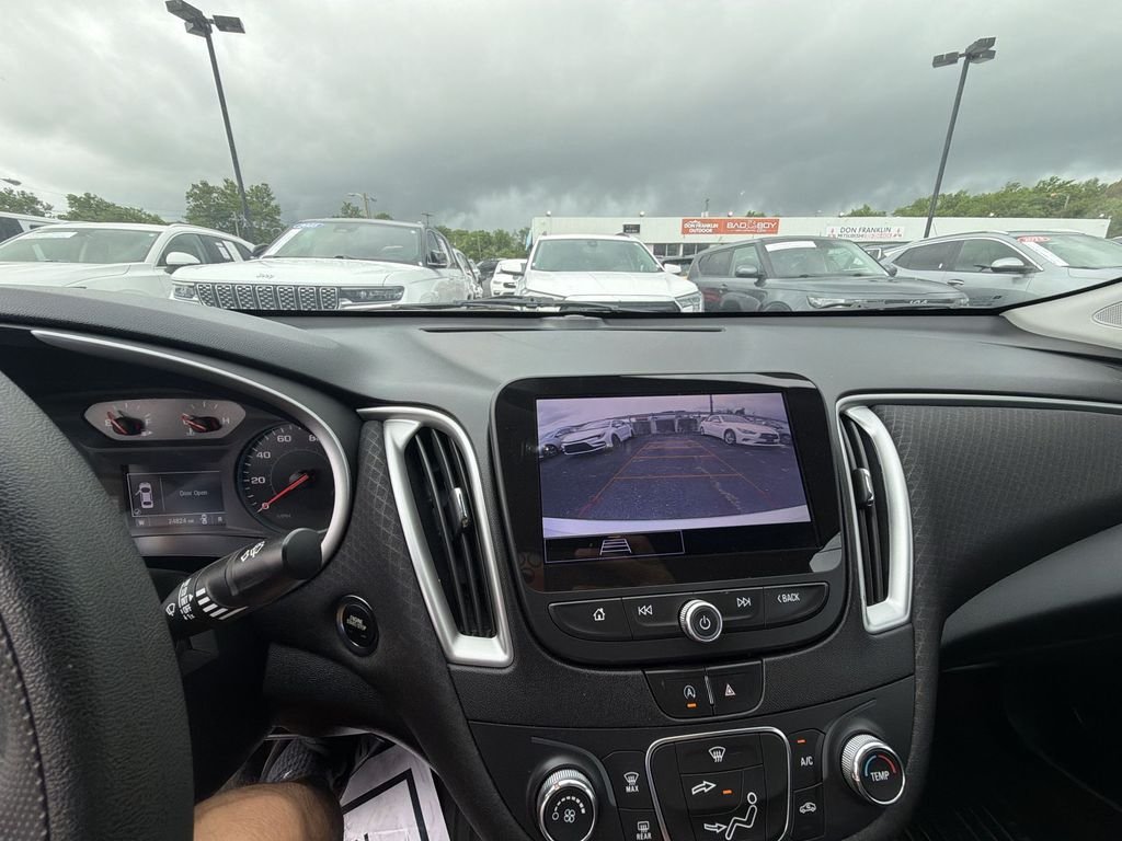 Used 2022 White Chevrolet LS image 17