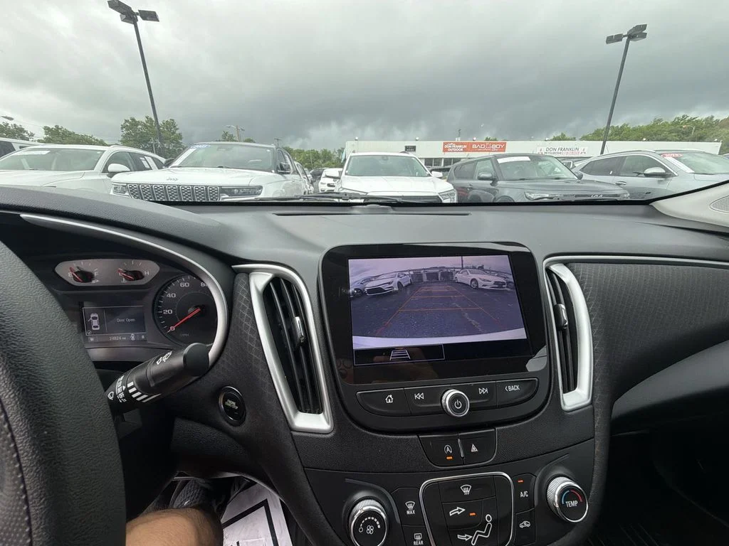 Used 2022 White Chevrolet LS image 17