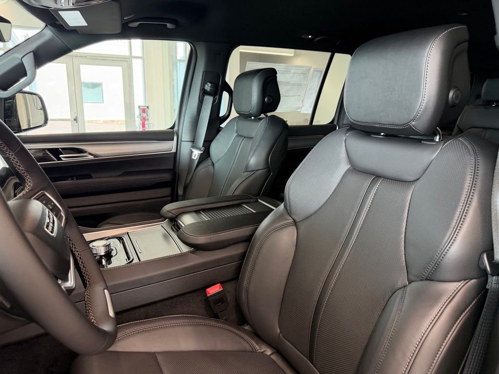 New 2026 Silver-Zynith Exterior Paint Jeep Limited Altitude image 18