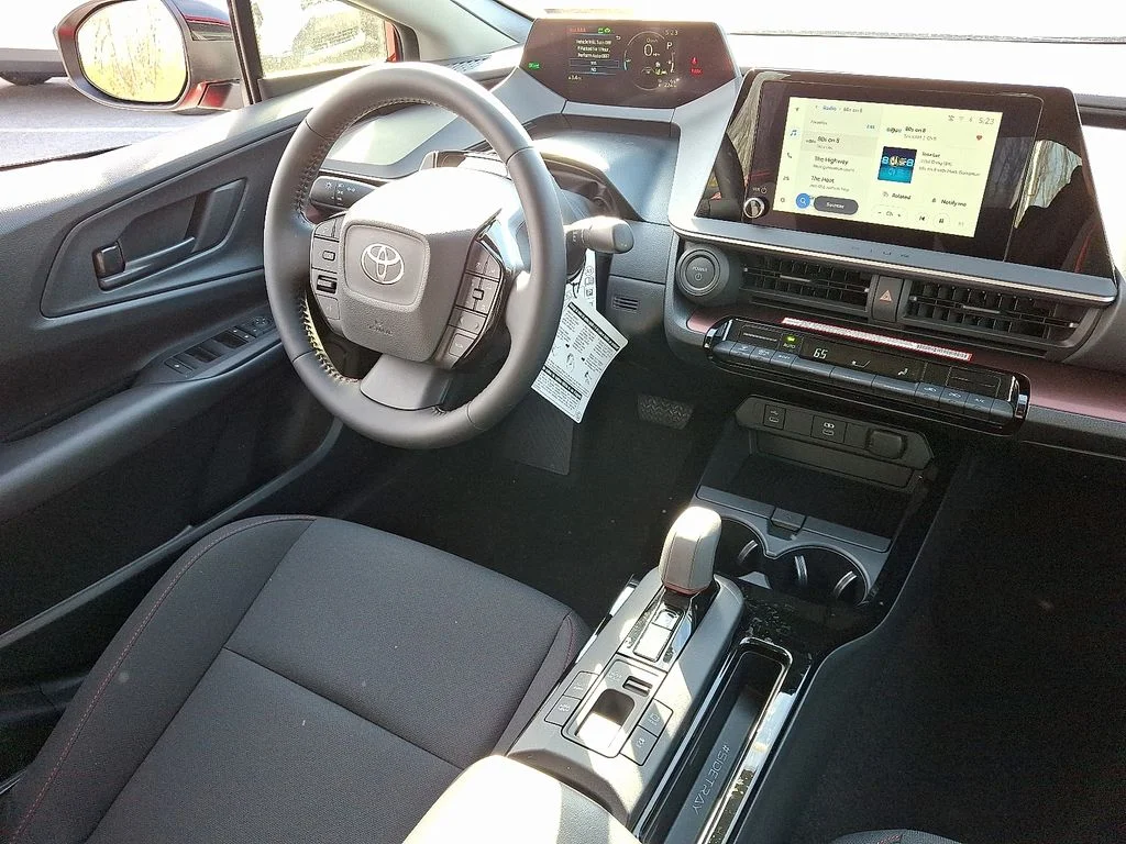 2026 Toyota Prius Plug-in Hybrid SE - Photo 9