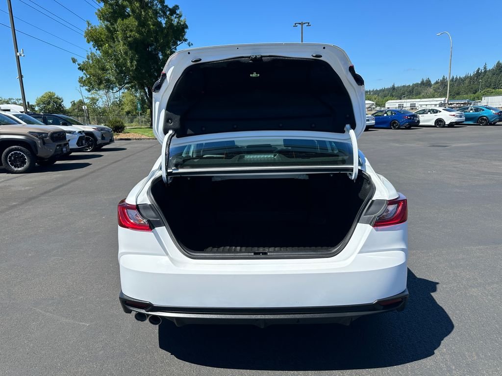 Used 2025 Ice Toyota SE image 11