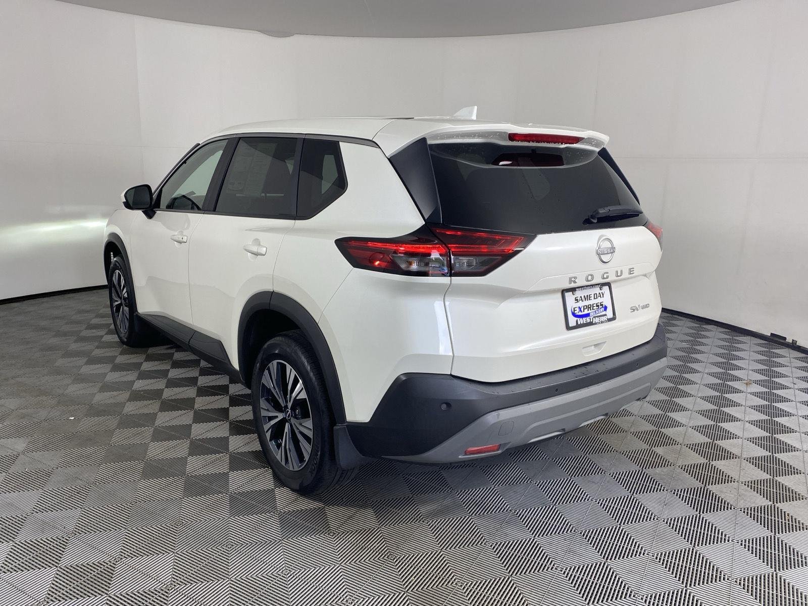 Used 2023 Pearl White Tricoat Nissan SV image 5