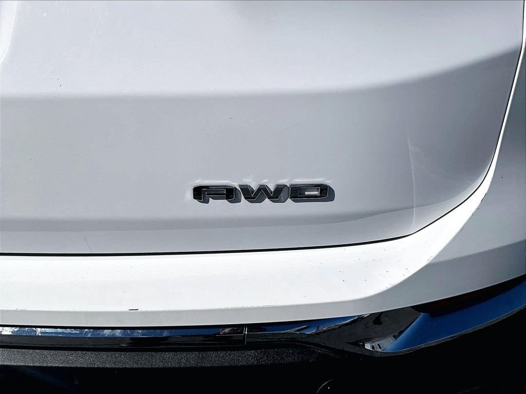 Used 2024 White GMC SLT image 30