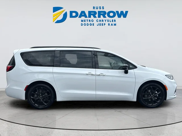 New 2026 Bright White Clear-Coat Exterior Paint Chrysler Limited image 7