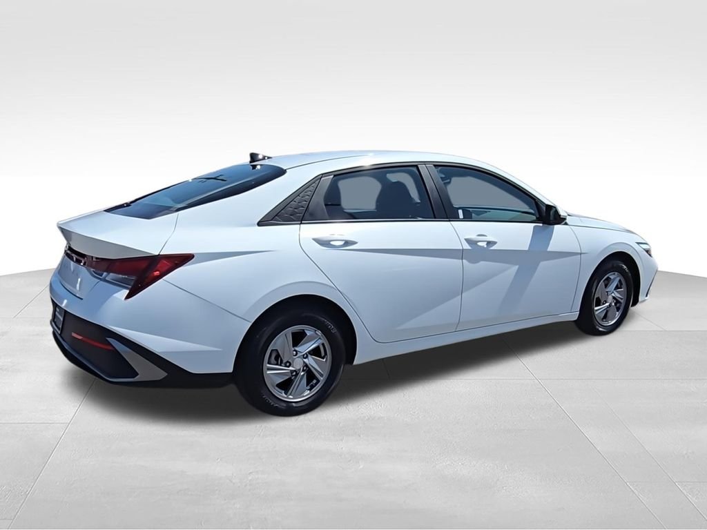Used 2025 White Hyundai SE image 10
