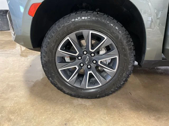 Used 2024 Green Chevrolet Z71 image 29
