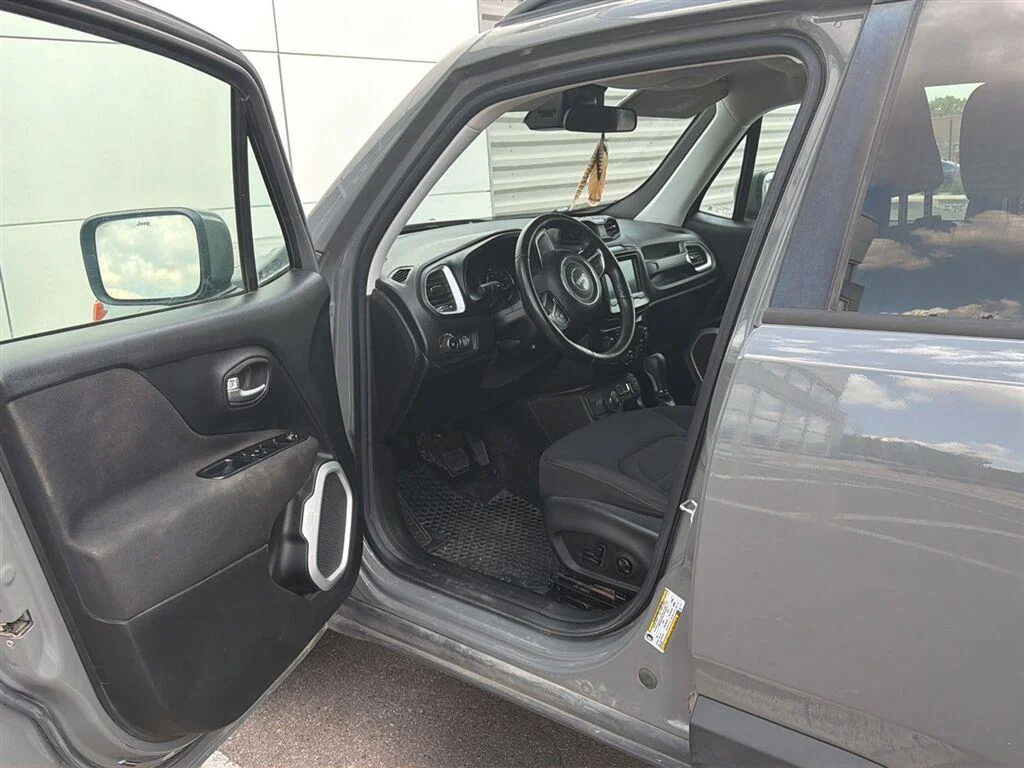 Used 2020 Sting-Gray Clearcoat Jeep Latitude image 5