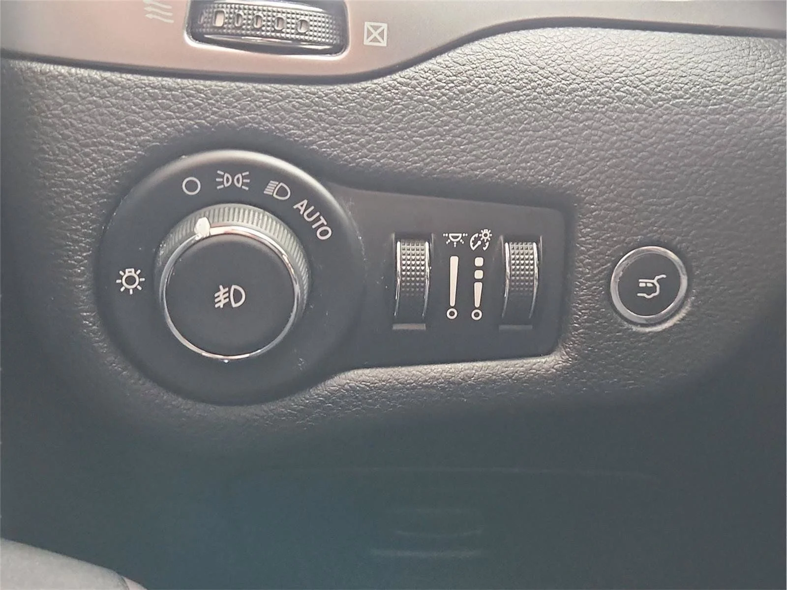 Used 2019 Red Jeep Limited image 17