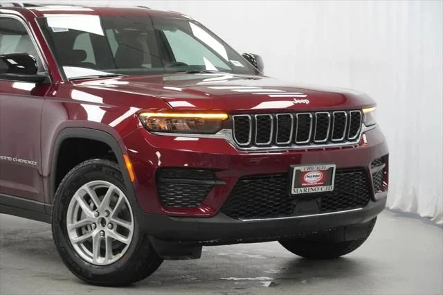 New 2026 Velvet Red Pearl-Coat Exterior Paint Jeep Laredo X image 3