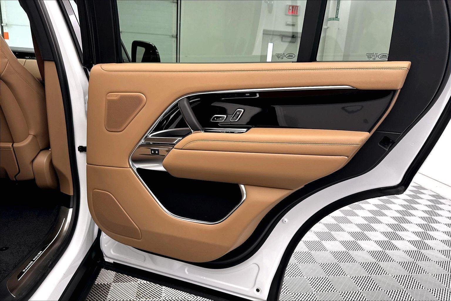 New 2026 Ostuni Pearl White Premium Metallic Land Rover SE image 28