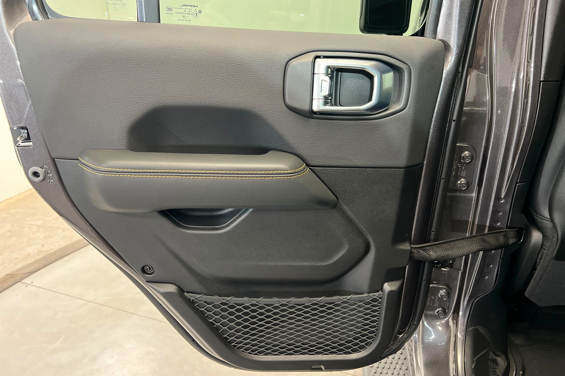 New 2026 Granite Crystal Metallic Clear-Coat Exterior Paint Jeep Sahara image 19