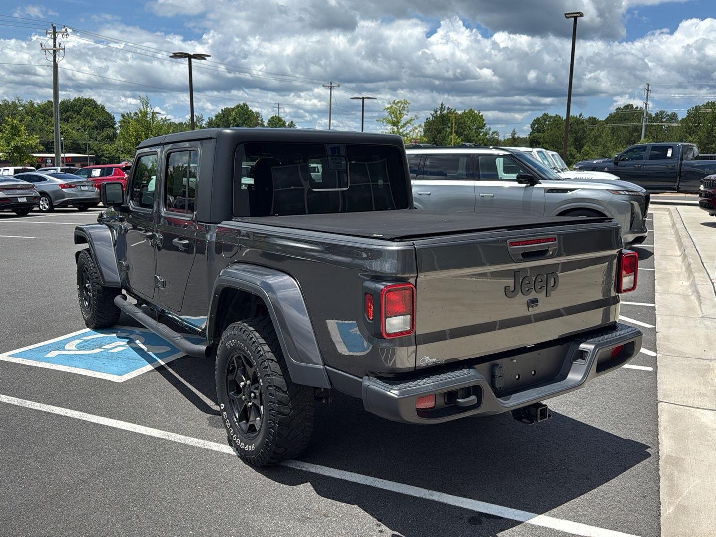 Used 2022  JEEP SPORT image 8