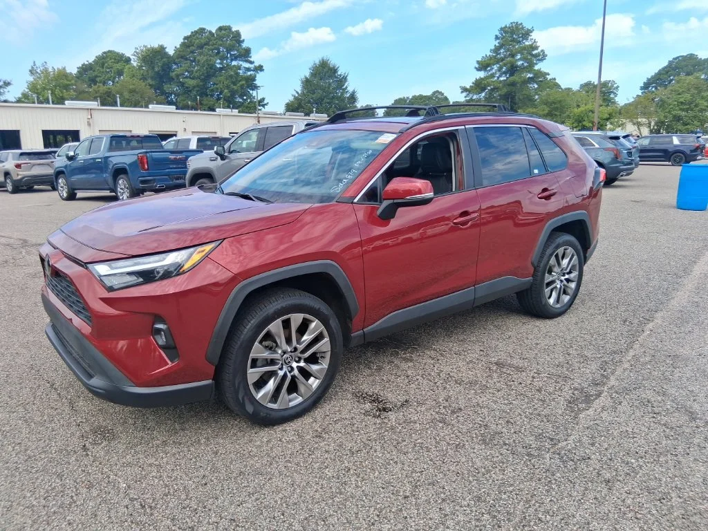 Used 2022 Red Toyota XLE Premium image 9