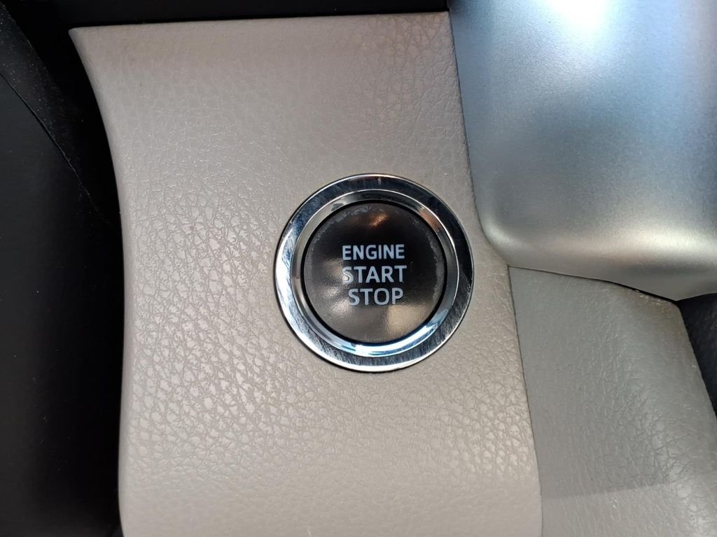 Used 2018 Silver Toyota XLE image 28