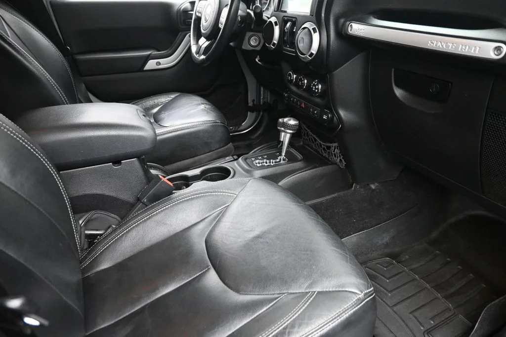 Used 2014 Gray Jeep Unlimited Sahara image 9