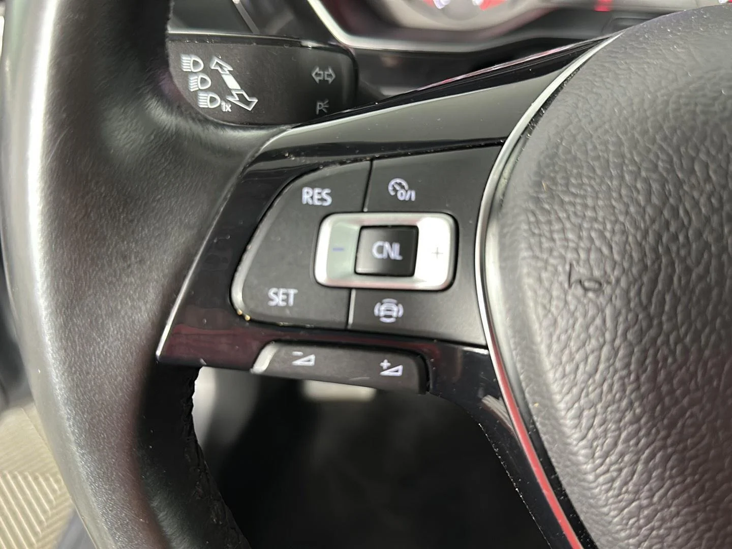 Used 2019 Platinum Gray Metallic Volkswagen SE image 24