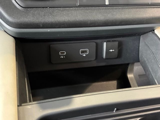 Used 2024 White Land Rover X-Dynamic SE image 32