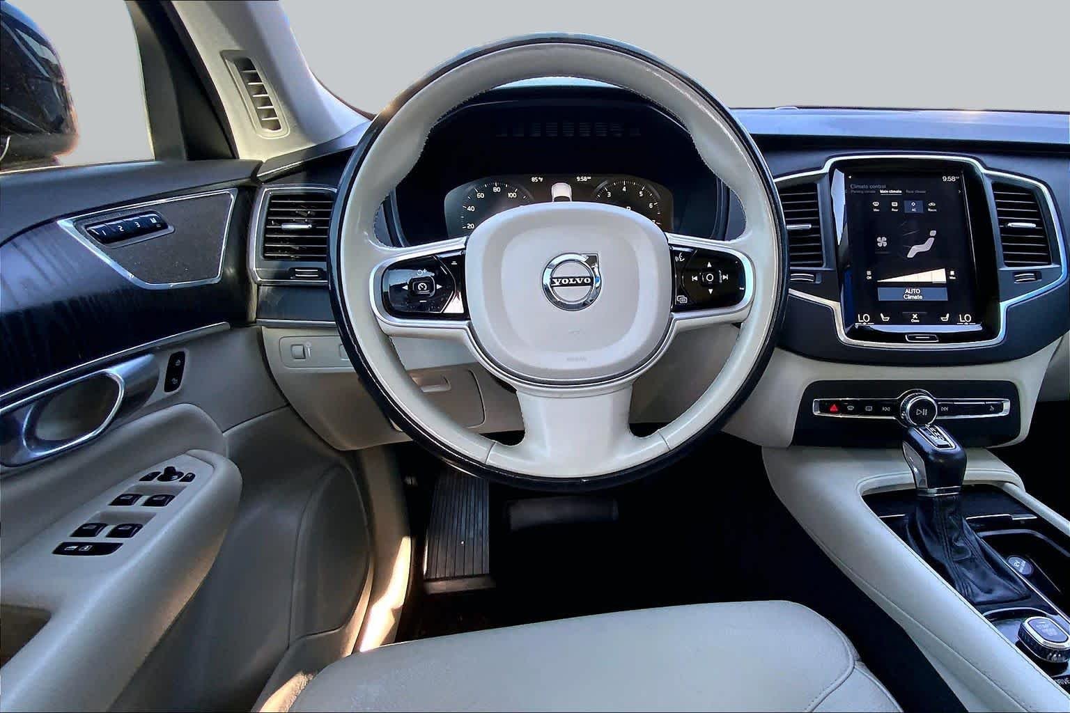 Used 2020 Onyx Black Metallic Volvo Momentum image 6